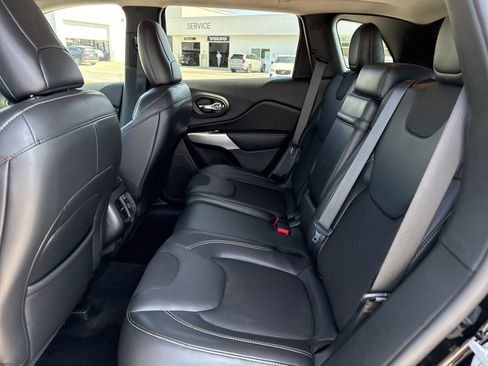 Used 2018 Jeep Cherokee Latitude Plus w/ Comfort/Convenience Group FWD image 10
