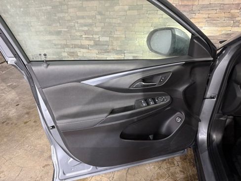 Used 2025 Buick Envista Preferred w/ Convenience II Package image 11