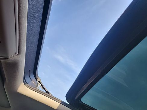 Used 2021 Volkswagen Atlas SE w/ Panoramic Sunroof Package image 9