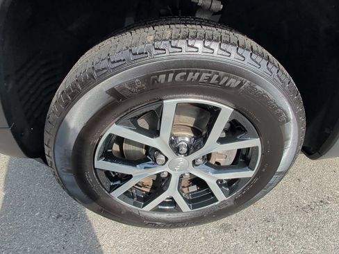 Used 2024 Jeep Grand Cherokee L Limited AWD/4WD image 9