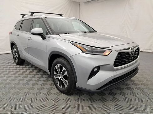 Used 2021 Toyota Highlander XLE FWD image 2