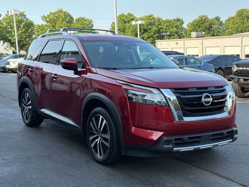 Used 2024 Nissan Pathfinder Platinum w/ Cargo Package FWD image 7