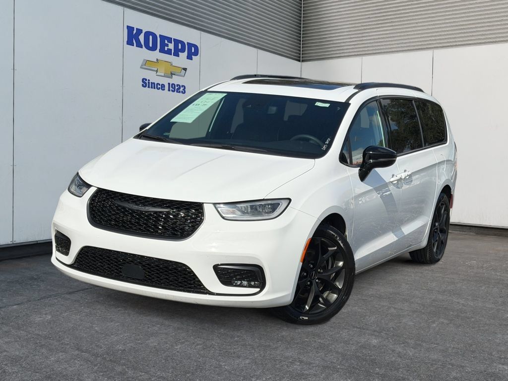 Used 2025 Chrysler Pacifica Limited FWD image 1