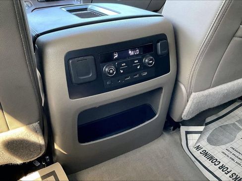 Used 2019 Chevrolet Suburban Premier AWD/4WD image 34