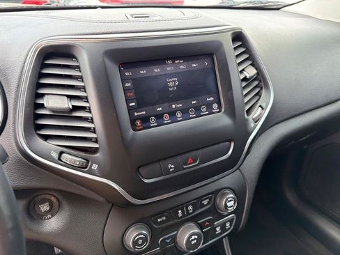 Used 2019 Jeep Cherokee Latitude Plus FWD image 30