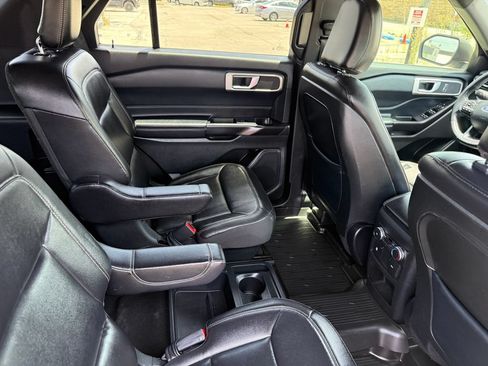 Used 2020 Ford Explorer XLT w/ Equipment Group 202A RWD image 4