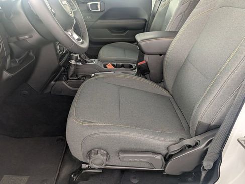 Used 2025 Jeep Wrangler Unlimited Sahara image 12