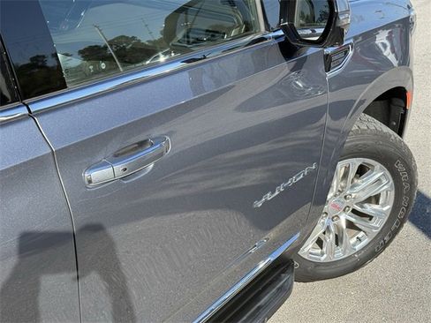 Used 2021 GMC Yukon XL SLT w/ SLT Premium Package image 10