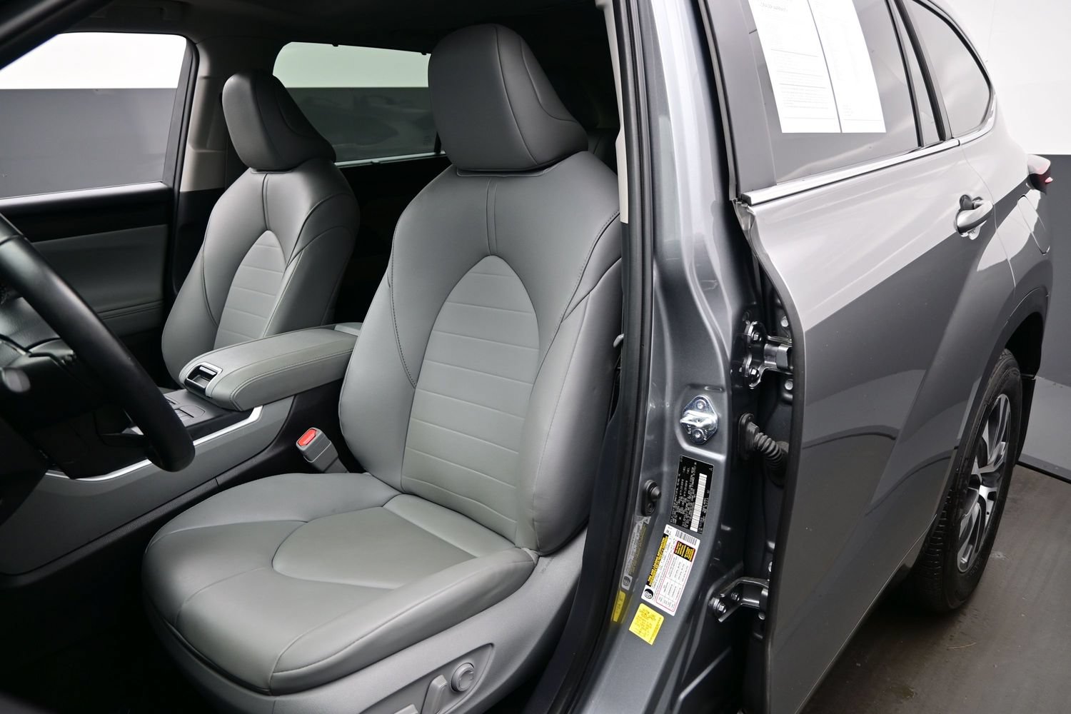 Used 2025 Toyota Highlander XLE AWD/4WD image 12