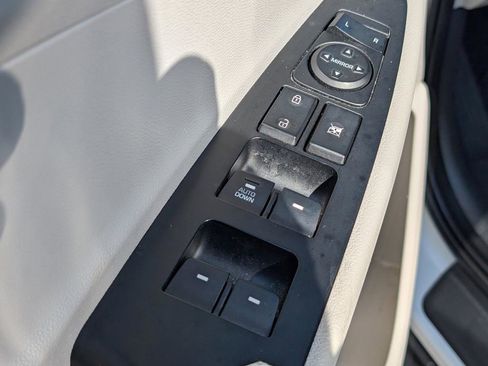 Used 2020 Hyundai Tucson SE image 16