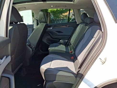 New 2026 Volkswagen Tiguan SE w/ Panoramic Sunroof Package AWD/4WD image 11