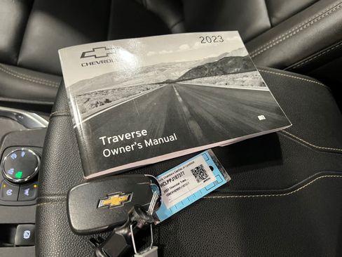 Used 2023 Chevrolet Traverse LT w/ LT Premium Package AWD/4WD image 12