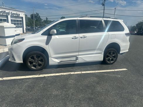 Used 2019 Toyota Sienna SE w/ SE Preferred Package FWD image 5