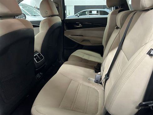 Used 2019 Kia Sorento LX image 23