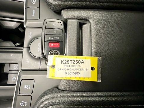 Used 2024 Toyota Grand Highlander XLE image 15