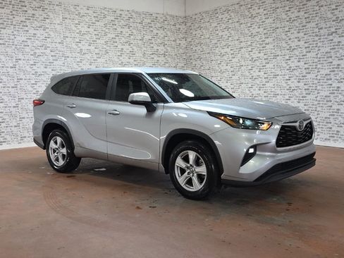 Used 2023 Toyota Highlander LE FWD image 1