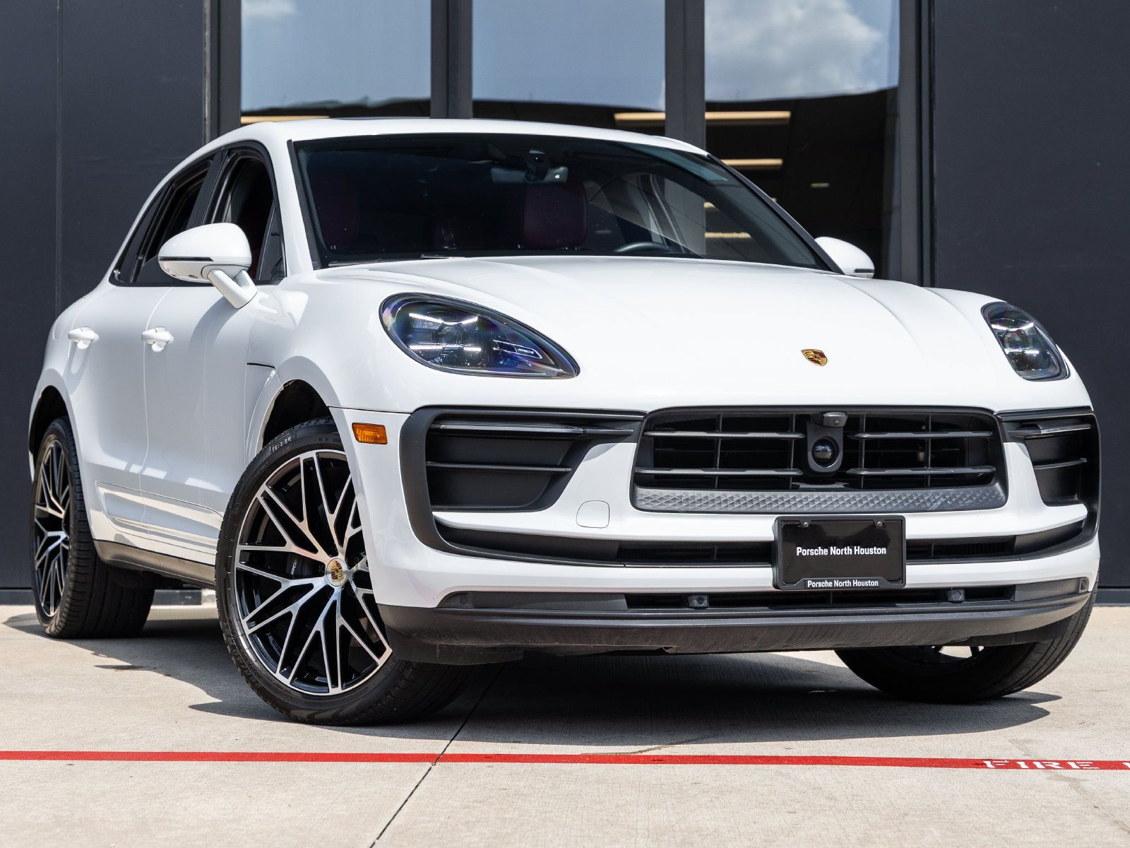 Certified 2023 Porsche Macan AWD/4WD image 6