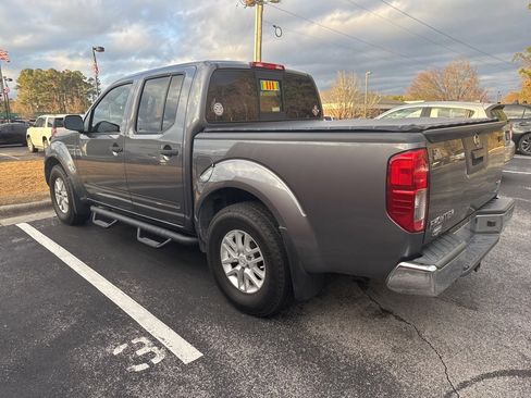 Used 2019 Nissan Frontier SV image 2