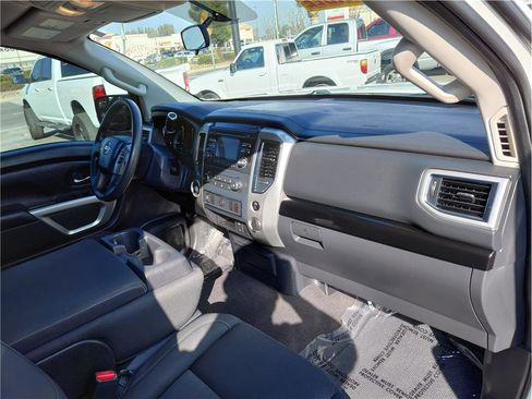 Used 2017 Nissan Titan SV image 12