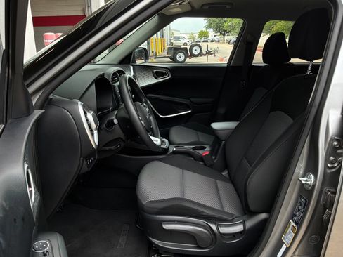 Used 2025 Kia Soul LX w/ LX Technology Package FWD image 10