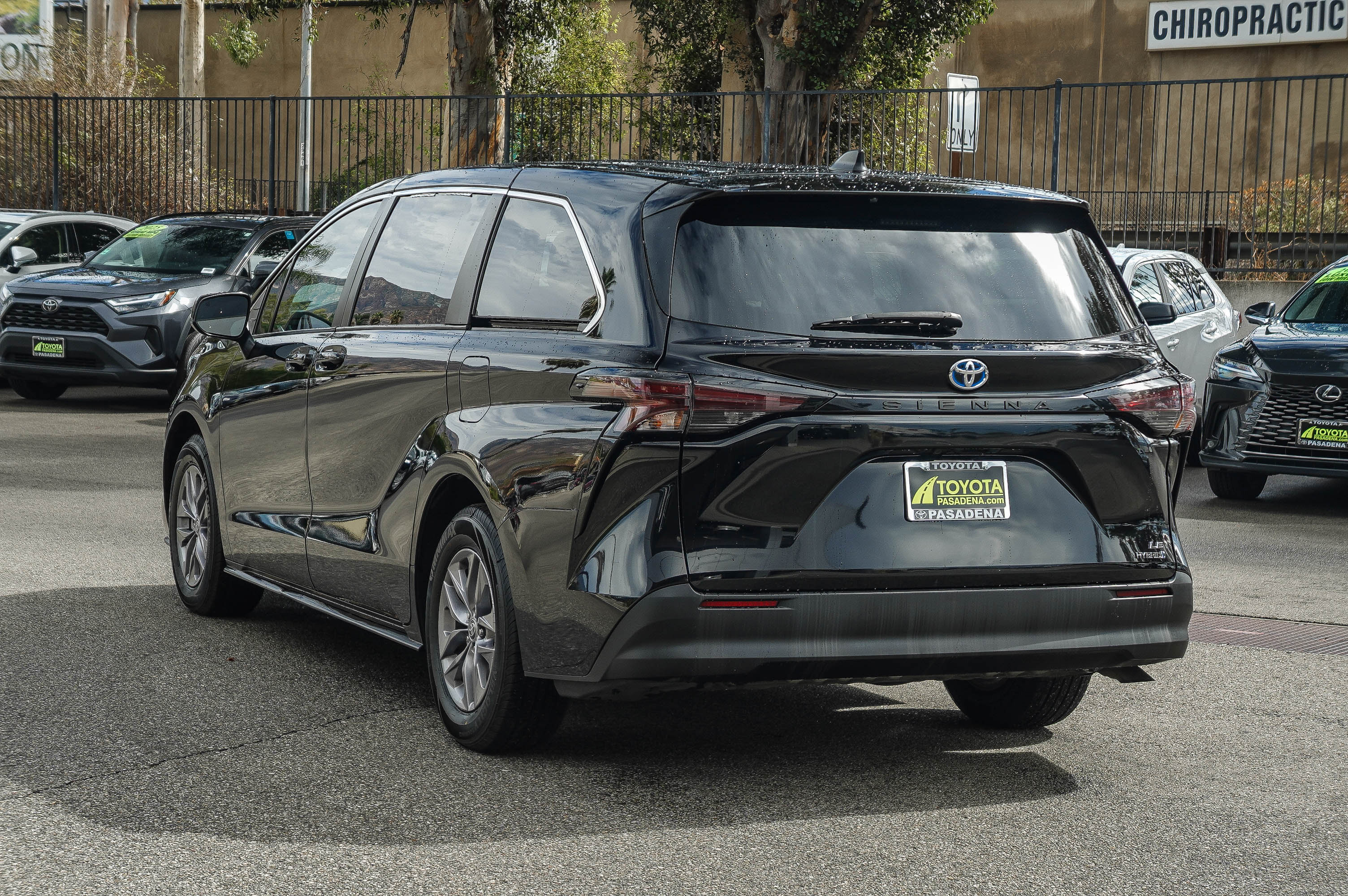 Used 2023 Toyota Sienna LE FWD image 6