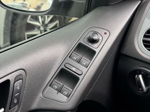 Used 2017 Volkswagen Tiguan S image 31