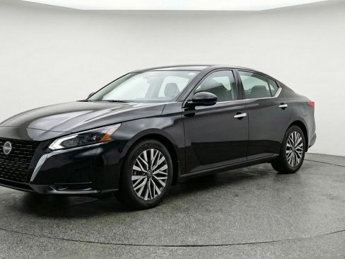 Used 2025 Nissan Altima 2.5 SV image 3