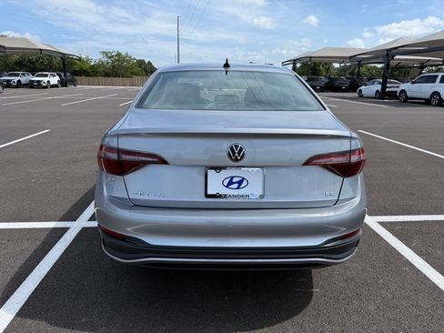 Used 2024 Volkswagen Jetta SE FWD image 6