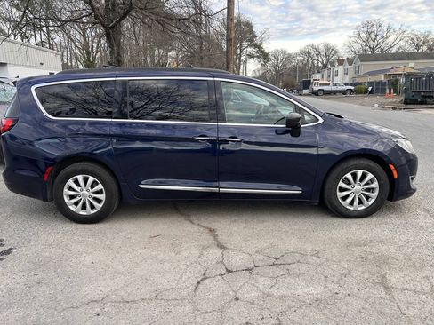 Used 2017 Chrysler Pacifica Touring-L FWD image 6