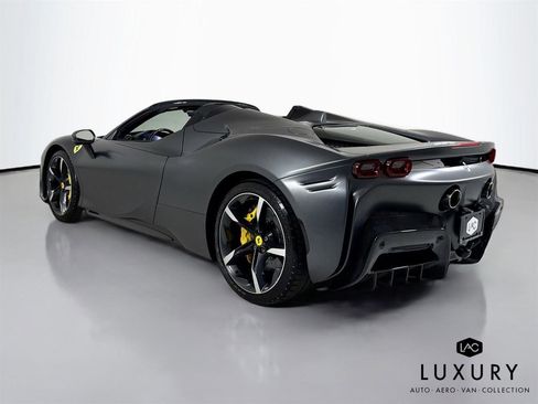 Used 2022 Ferrari SF90 Spider image 8