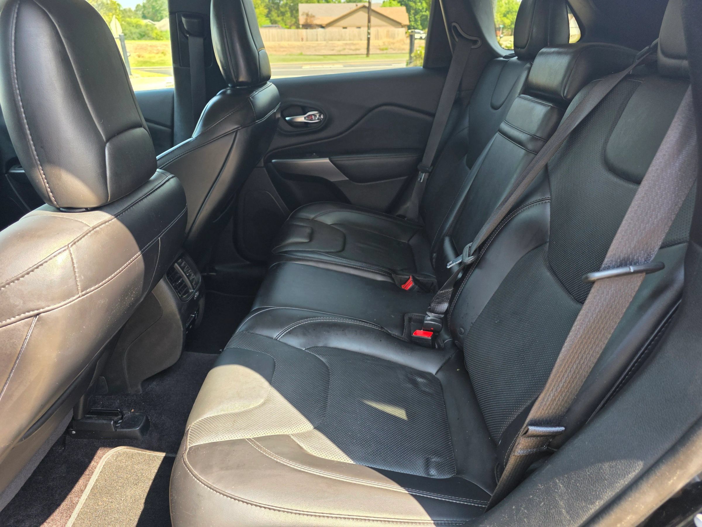Used 2019 Jeep Cherokee Limited AWD/4WD image 11