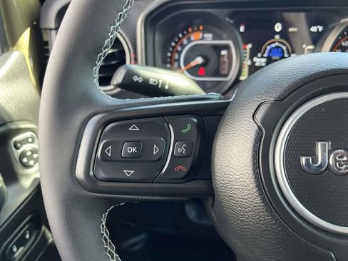 Used 2025 Jeep Wrangler Rubicon w/ Convenience Group image 17