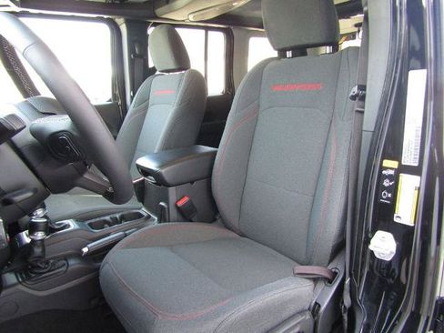 Used 2025 Jeep Wrangler Unlimited Rubicon w/ Convenience Group AWD/4WD image 17