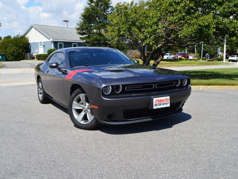 Used 2019 Dodge Challenger SXT image 2