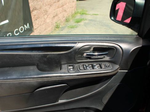 Used 2018 Dodge Grand Caravan SE FWD image 29