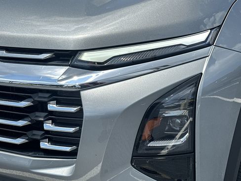 Used 2025 Chevrolet Equinox LT FWD image 11