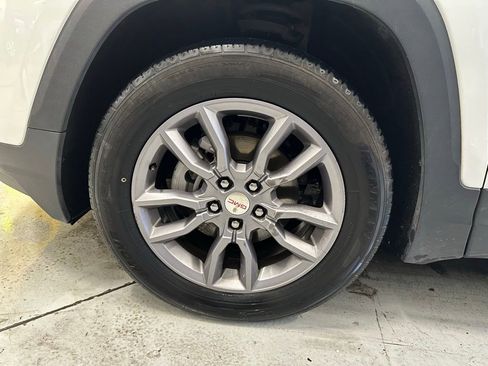 Used 2024 GMC Terrain SLT image 9