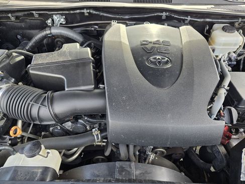 Used 2017 Toyota Tacoma TRD Off-Road w/ Premium & Technology Package AWD/4WD image 30
