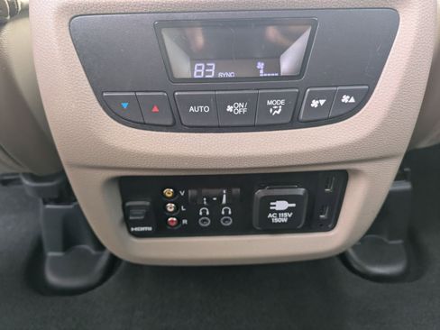 Certified 2018 Honda Pilot Touring image 27