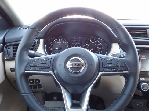 Used 2018 Nissan Rogue SV image 14