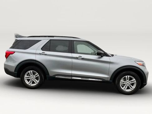 Used 2022 Ford Explorer XLT w/ Equipment Group 202A AWD/4WD image 8