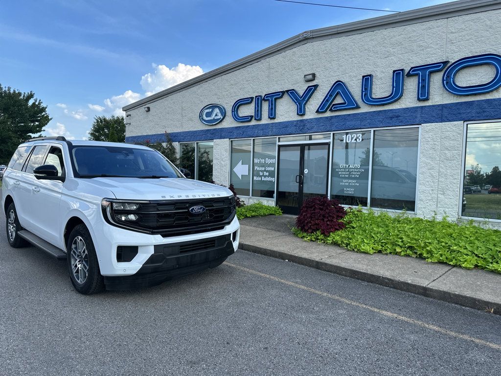 Used 2025 Ford Expedition Active AWD/4WD image 1