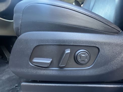 Used 2025 Kia Carnival FWD image 22