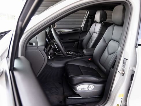 Certified 2025 Porsche Macan Base image 5