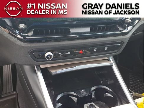 Used 2025 BMW 330i Sedan RWD image 17