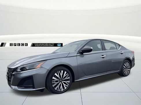 Used 2024 Nissan Altima 2.5 SV image 1