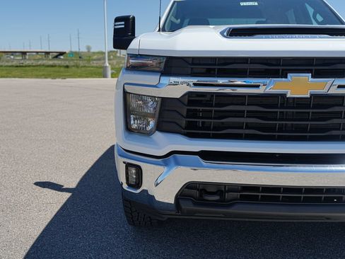 Used 2025 Chevrolet Silverado 2500 LT w/ Convenience Package AWD/4WD image 4