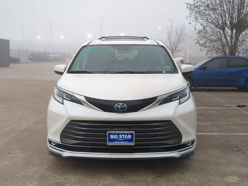 Used 2021 Toyota Sienna Limited image 9