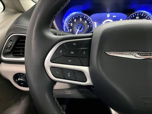 Used 2023 Chrysler Pacifica Limited FWD image 18