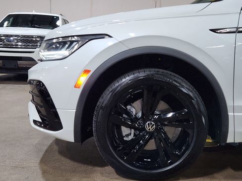 Used 2024 Volkswagen Tiguan SE R-Line image 5